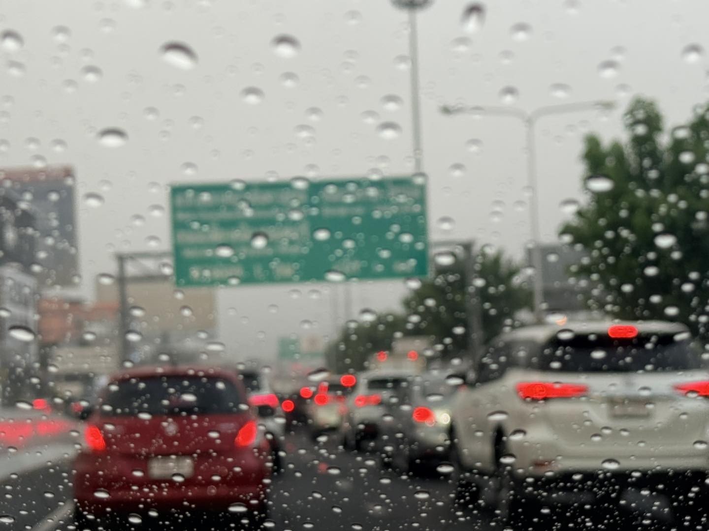 ฝนตกอย่างแรงงงงง แถม รถติดหนัก สวัสดีวันจันทร์