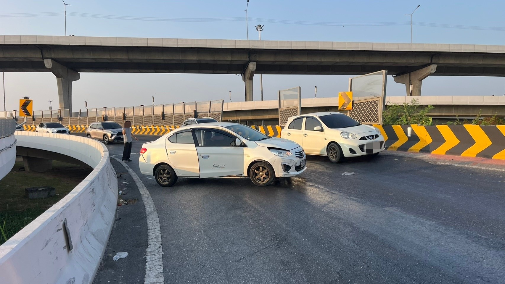 ระวัง… ถนนลื่น อุบัติเหตุบนสะพานต่างระดับ พบรถยนต์ลื่นไถลจากคราบน้ำมัน