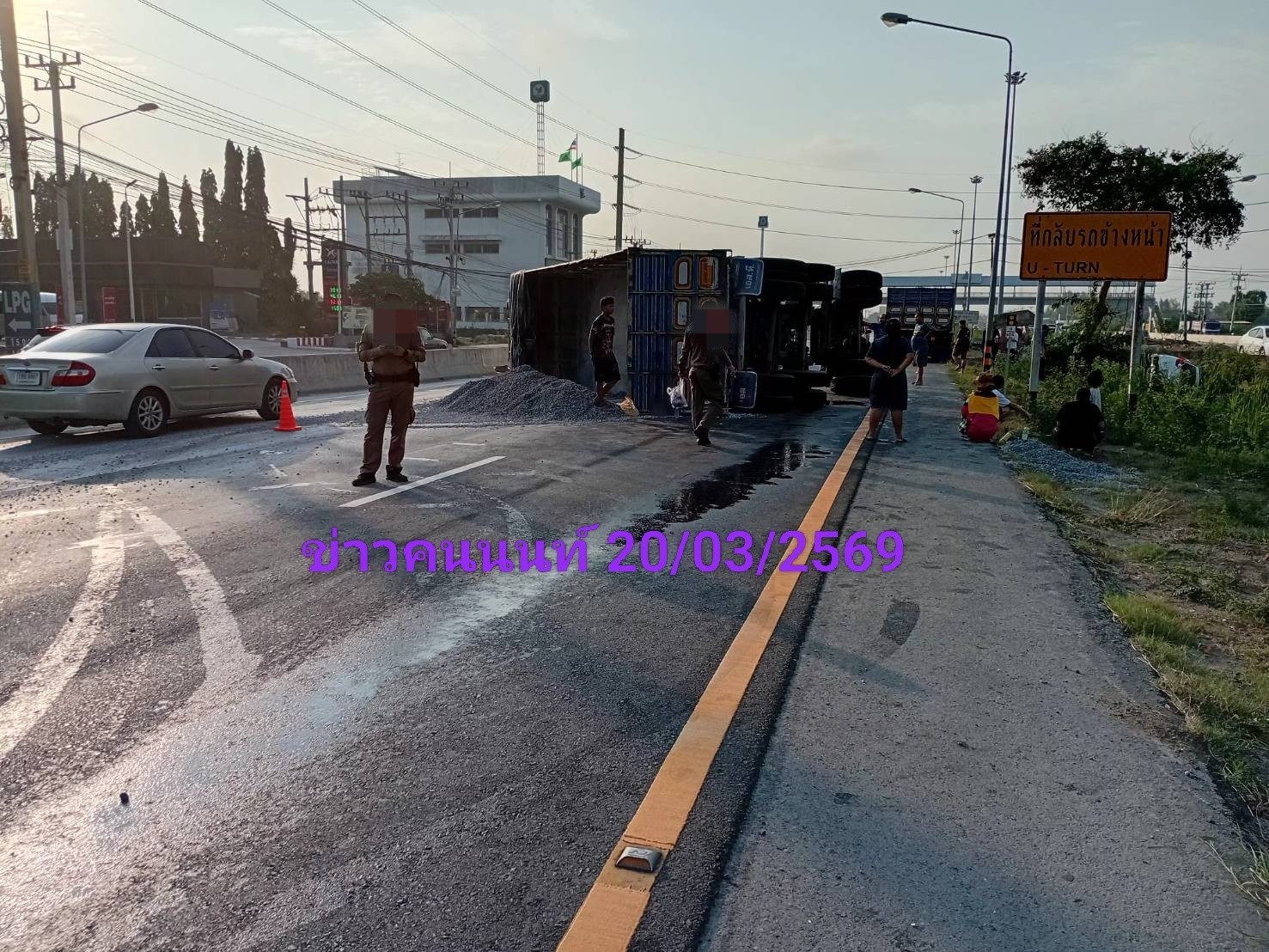 รถบรรทุก 18 ล้อ เสียหลักชนเสาไฟฟ้า ไปชนรถเก๋งพลิกตะแคง