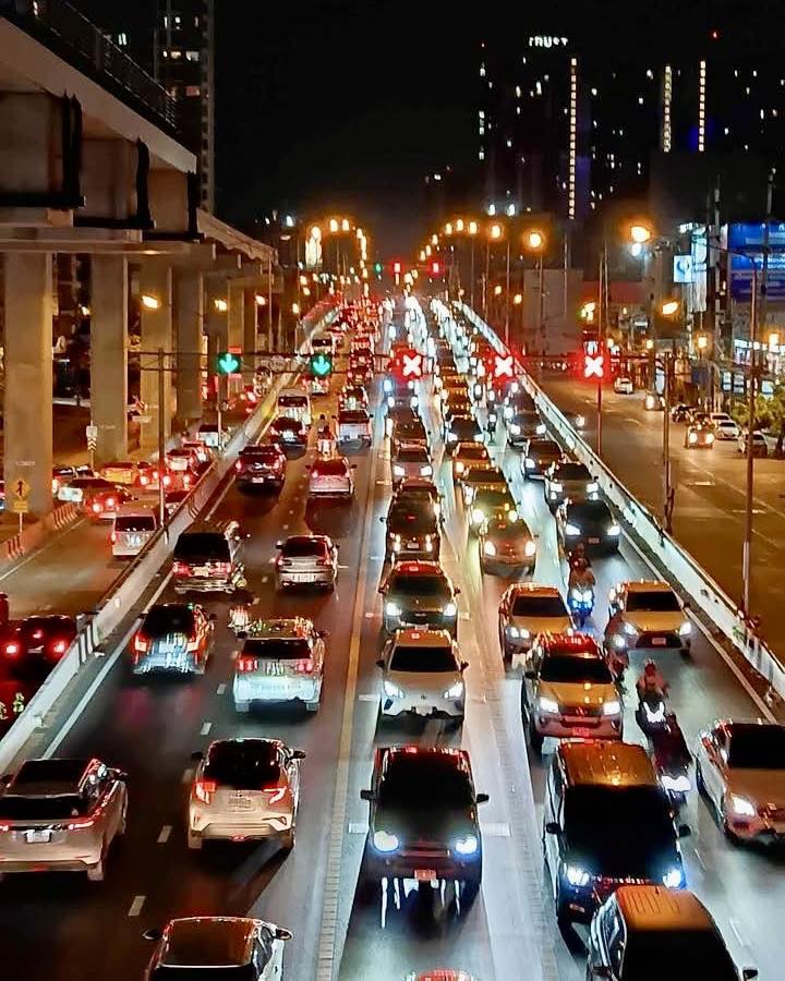 เคลื่อนย้ายแล้ว จากอุบัติเหตุเสียชีวิตทางลงข้ามสะพานแคราย