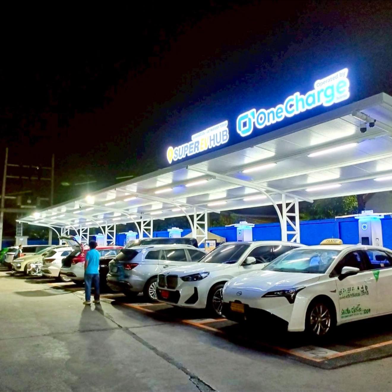 ยุคแห่ง EV ไปใช้กันยังจ้า “จุดชาร์จรถไฟฟ้า” แห่งใหม่และใหญ่ที่สุดในนนทบุรี  Super EV Hub พระราม 5 – นนทบุรี