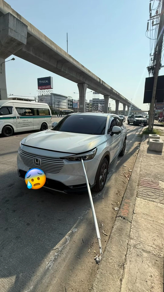 หนุ่มสุดเซ็ง ขับรถมาบนถนนอยู่ดีๆ ก่อนจะโดนท่อนเหล็กยาวเกือบ 2 เมตร พุ่งเสียบทะลุถึงห้องเครื่อง