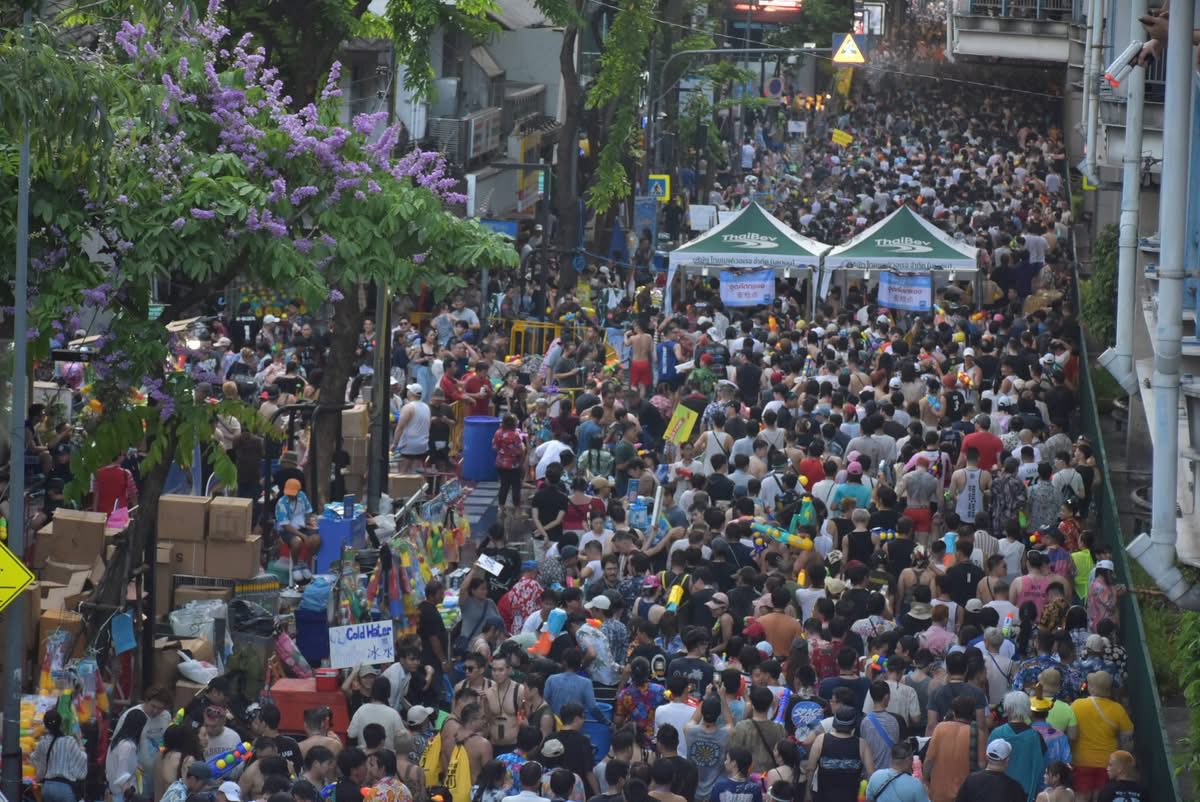 แอร๊ยๆๆ เริ่มก่อน..สาดก่อน..เปียกก่อน สงกรานต์ ”สีลม“ สุดพีค