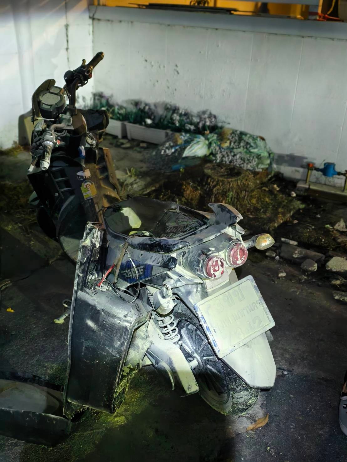 รับแจ้งเหตุเพลิงไหม้รถไฟฟ้า เกิดเพลิงลุกไหม้บริเวณแบตเตอรี่