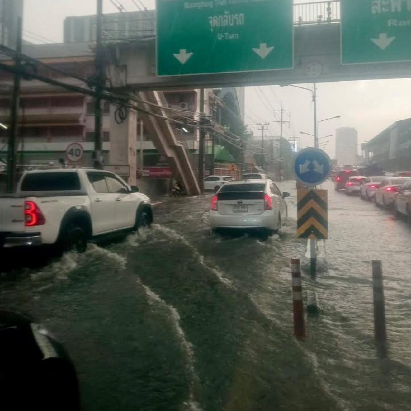 ฝนฟ้าคะนองถล่มนนทบุรี ฝนฟ้าคะนอง น้ำท่วม น้ำรอระบาย หลายพื้นที่