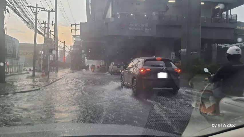 น้ำรอระบาย หลังฝนฟ้าคะนอง นนทบุรี ช่วงหน้าแม็คโคร และตรงเซ็นทรัลแจ้งฯ ถนนแจ้งวัฒนะ-ปากเกร็ด