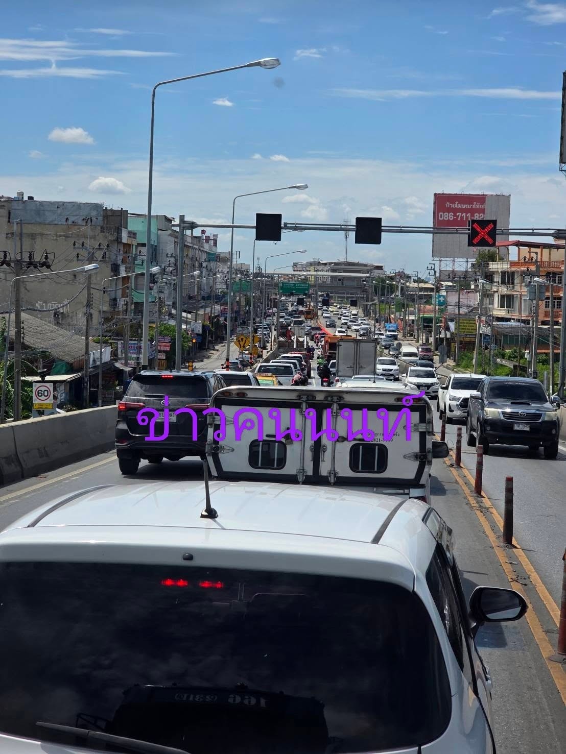 มีการทำสัญญานไฟ  การจราจรชลอตัว ช่วงสะพานลอยข้ามแยกไทรน้อย