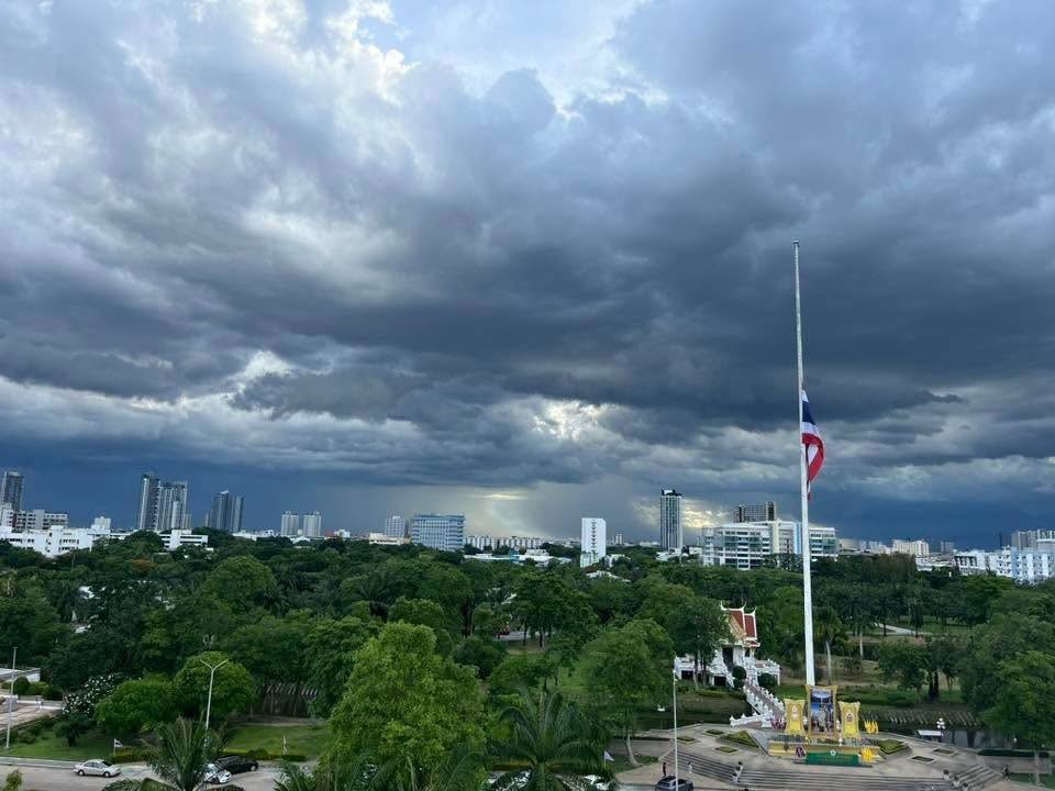 ยานแม่มาแล้ว ชาวกรุงเทพ-นนทบุรี พร้อมยัง ฝนถล่ม
