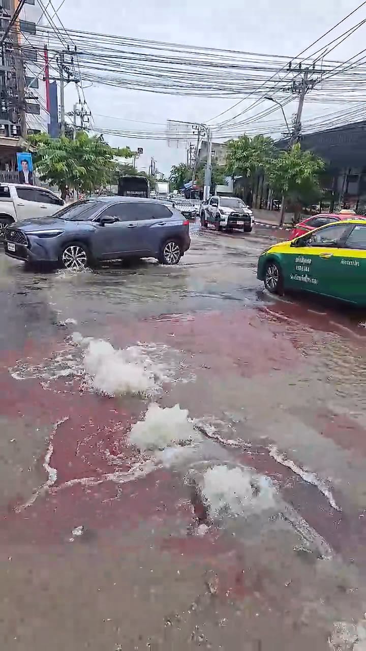 ถนนทรุด จนน้ำทะลัก เหตุเกิดบริเวณแยกพัฒนาการ