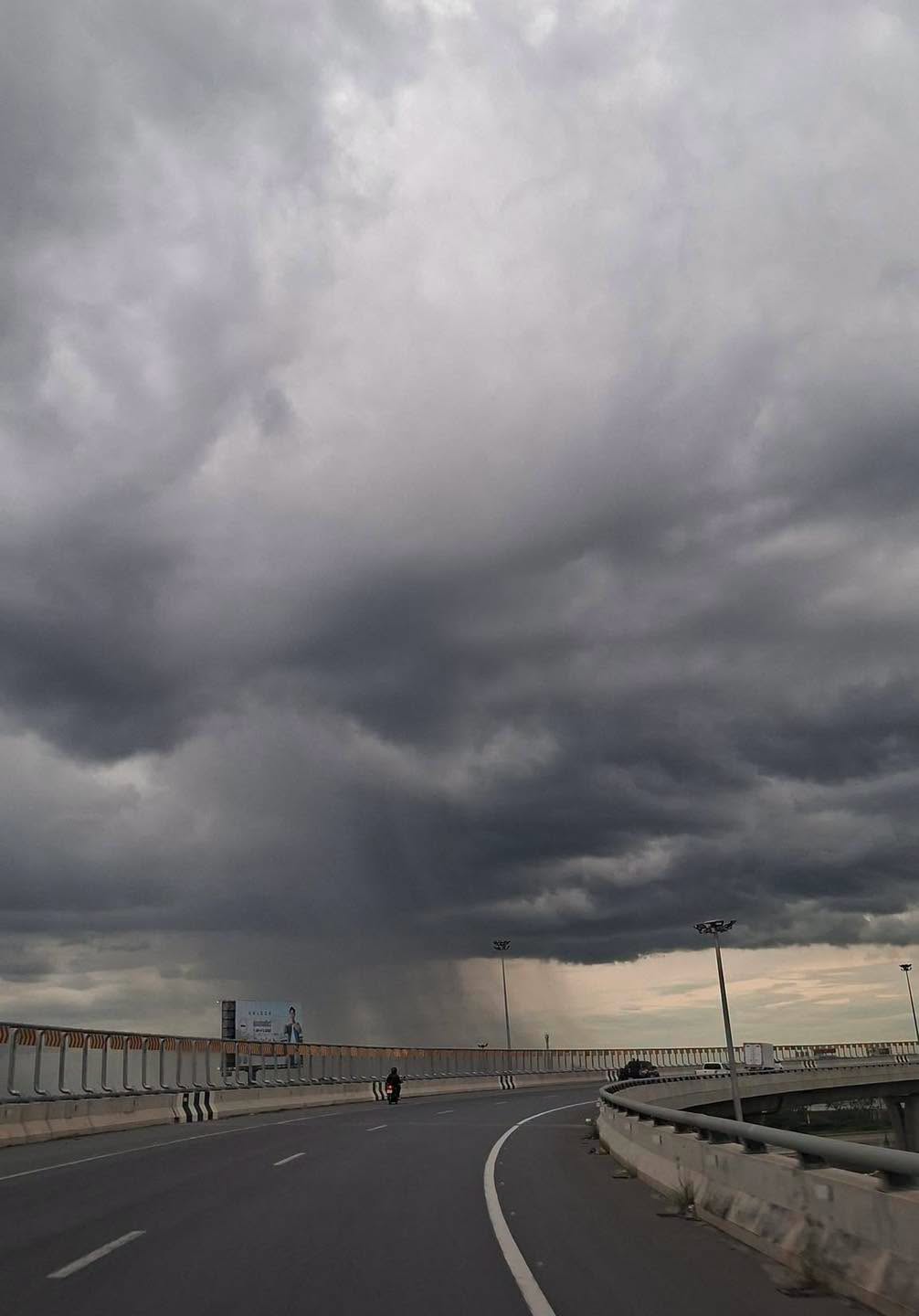 โอววว์ ยานแม่บุกกกก ฝนจุกๆ ชุดใหญ่จ้า