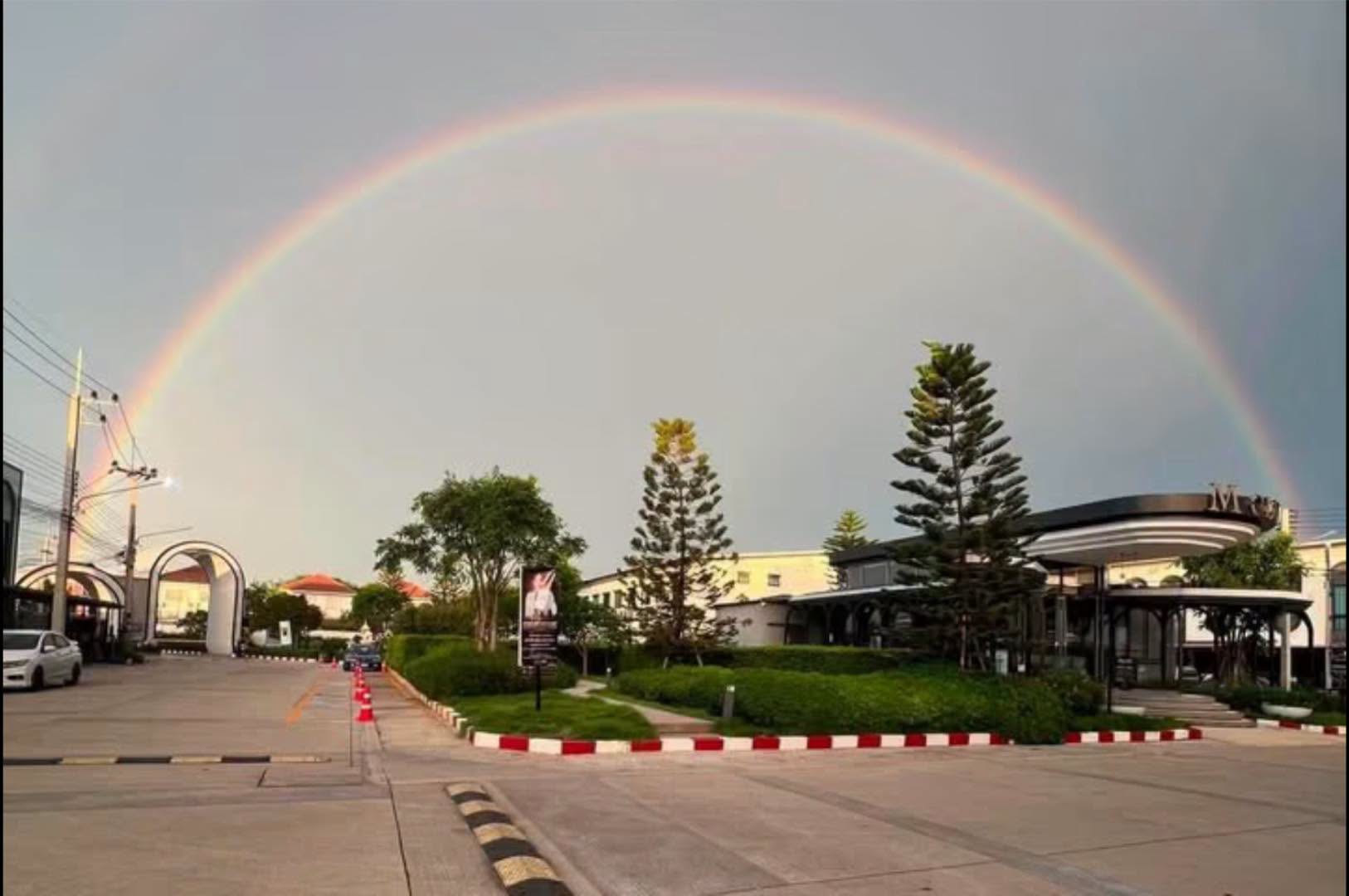 เธอเห็น สายรุ้ง นั่นไหม ฉันเก็บเอาไว้ให้เธอ รุ้ง 2 ชั้น งามๆตามเมืองกรุง – เมืองนนท์