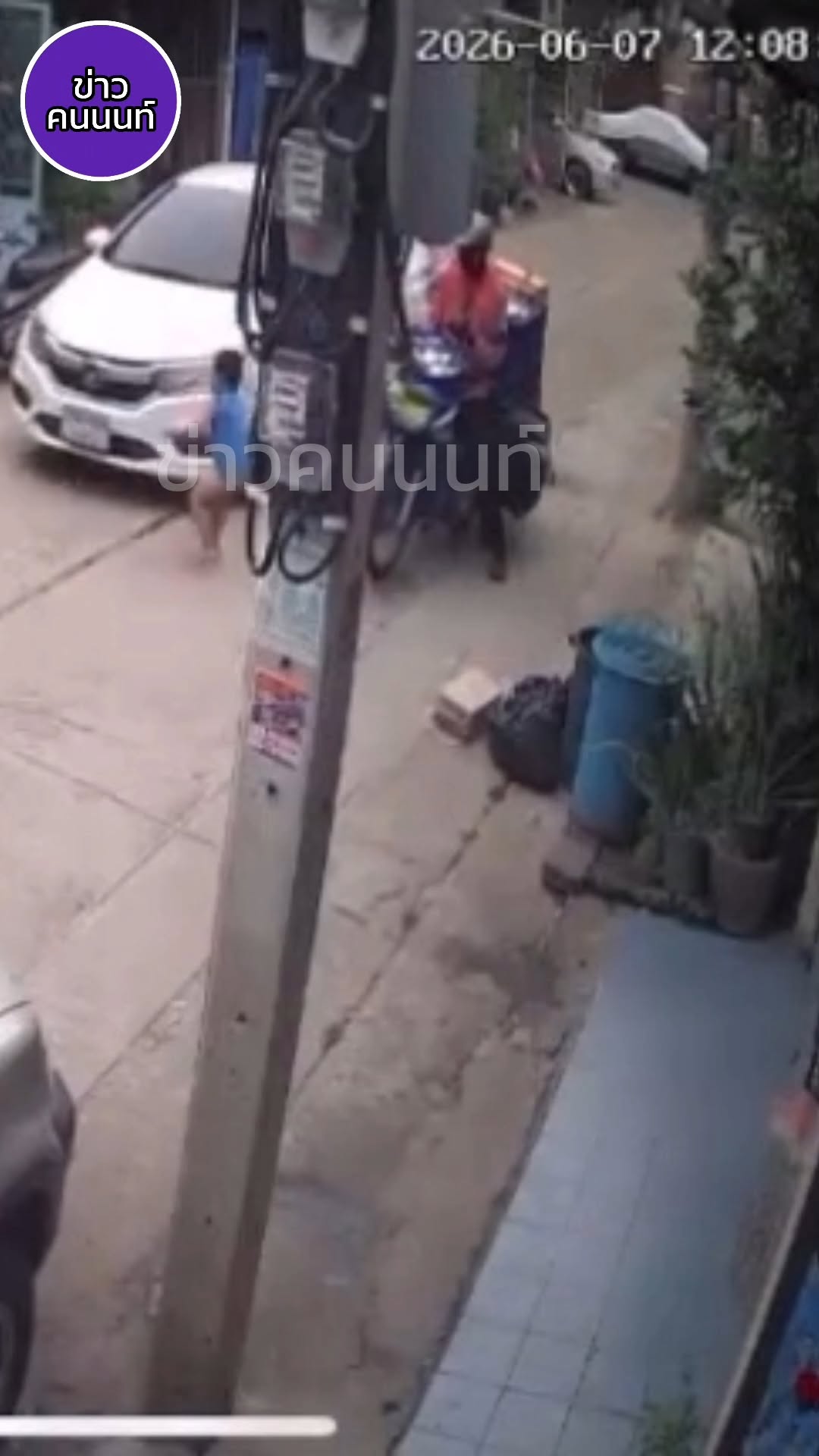 เด็ก3ขวบ วิ่งเล่นหน้าบ้านในซอย เเละมีรถเก๋งคันในคลิป ขับชนน้อง
