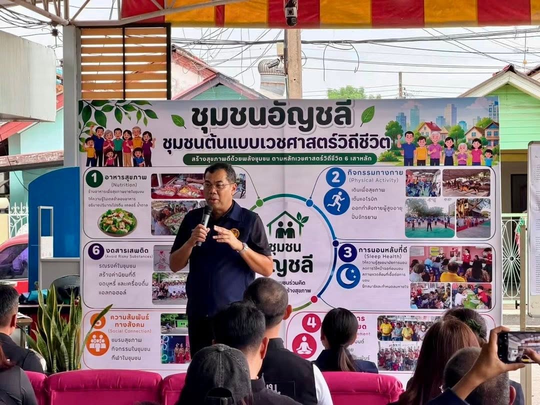 ผู้ว่าราชการจังหวัดนนทบุรี ลงพื้นที่ตรวจเยี่ยม ชุมชนหมู่บ้านอัญชลี และพื้นที่ที่ได้รับผลกระทบน้ำท่วม