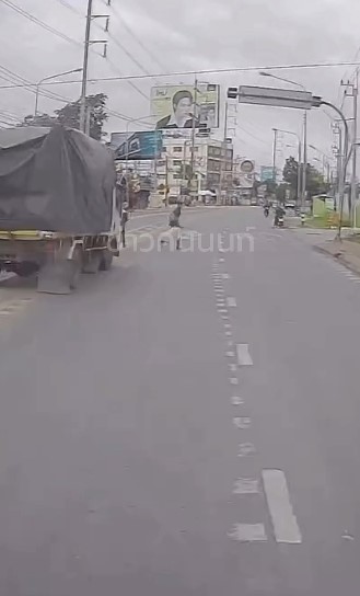 ววว…..คนข้ามถนนเกือบโดน 10 ล้อชน ถนนวัดลาดปลาดุก