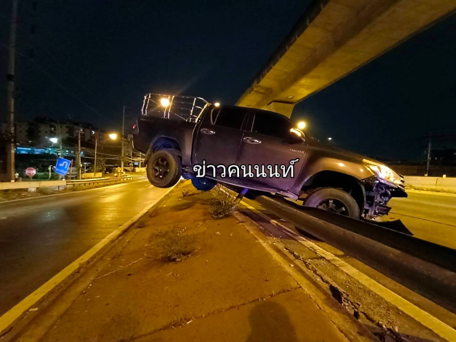 อุบัติเหตุ รถกะบะเสียหลัก ชนเกาะกลางถนน แถวบางรักใหญ่