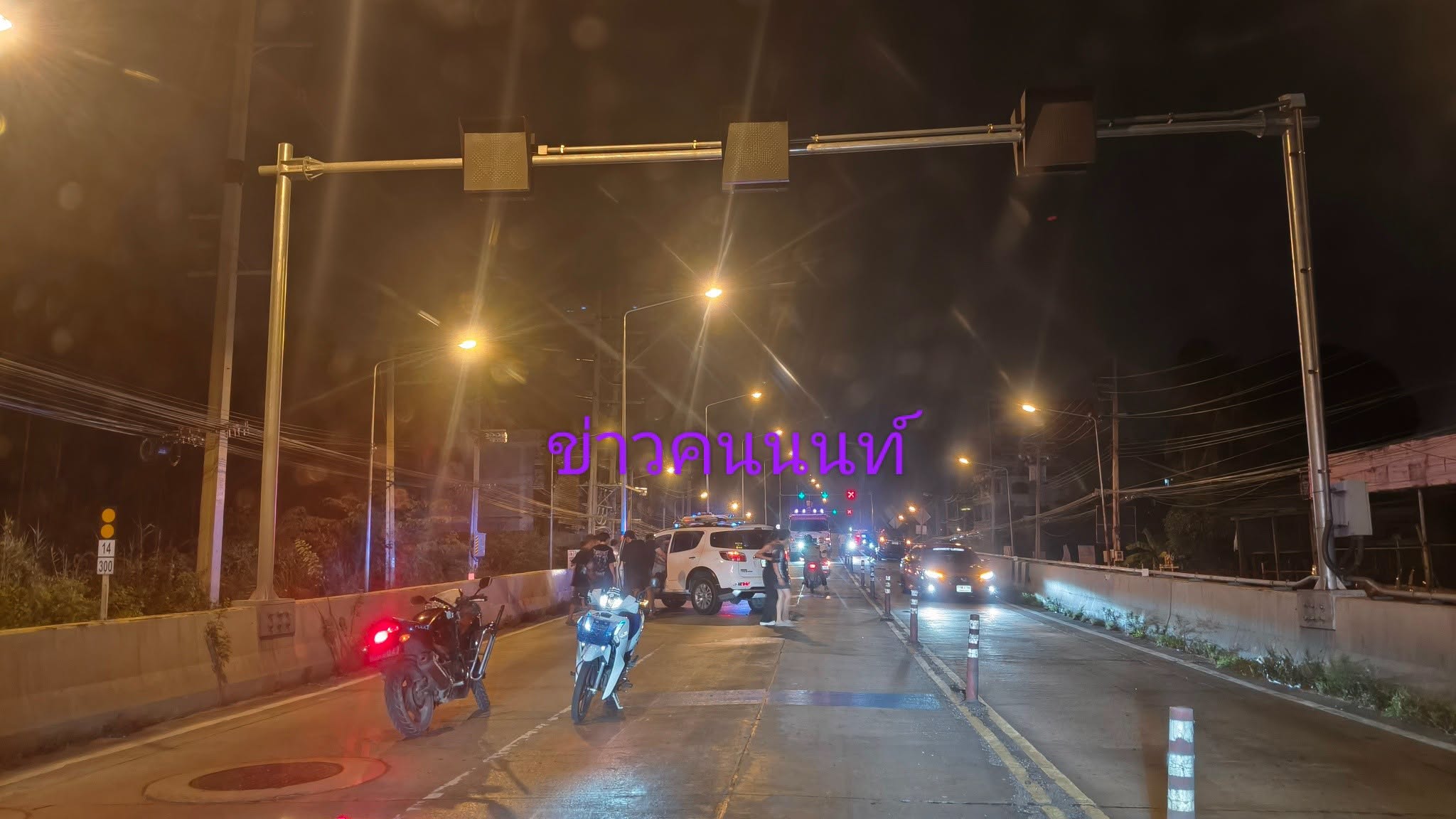 อุบัติเหตุรถเฉี่ยวชนกัน บริเวณลอยข้ามแยกไทรน้อย