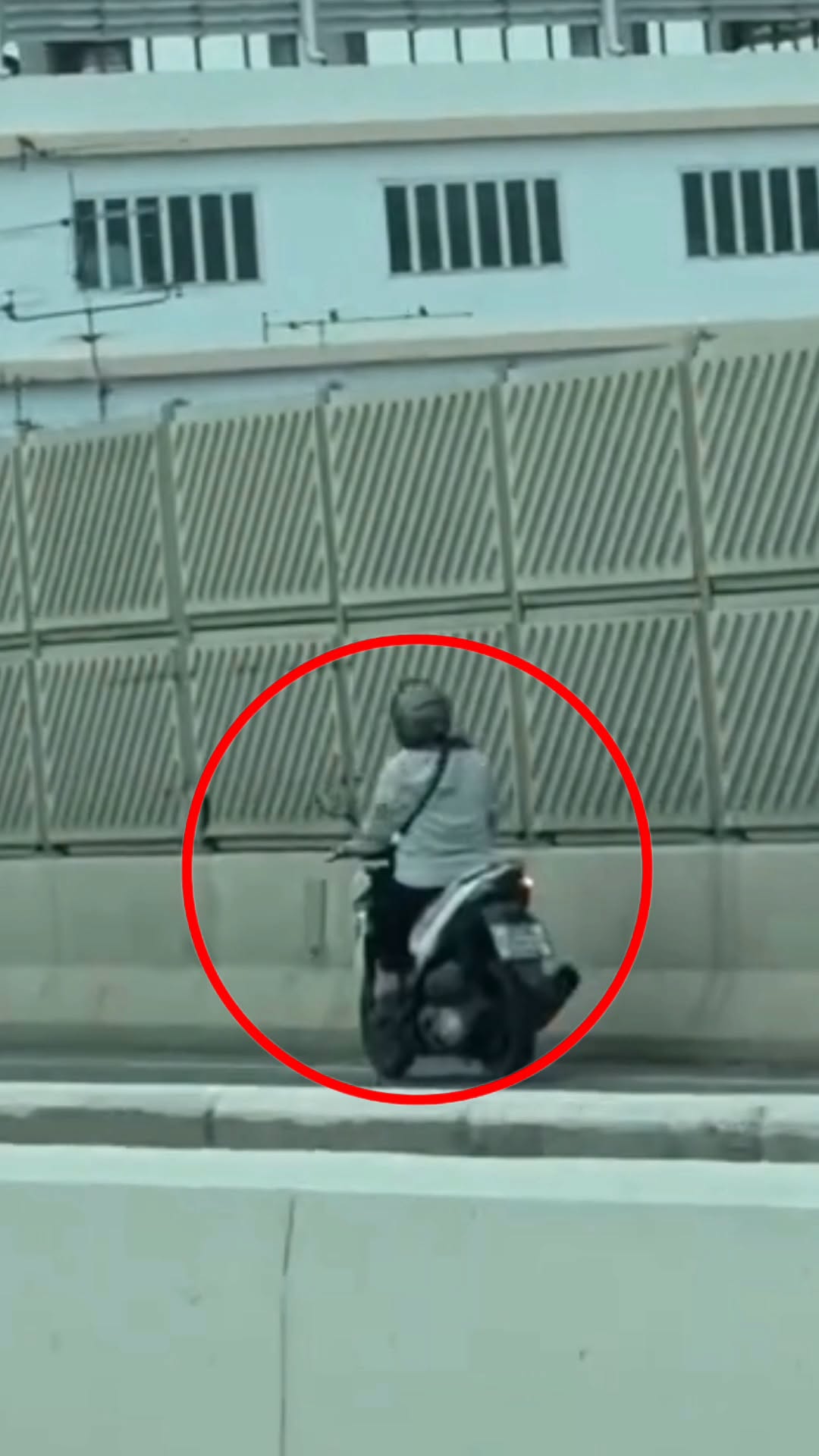 ที่นี้…สะพานพระราม 4  ไม่กลัวบ้างเลยหรอ…อันตรายสุดๆ มอไซค์ย้อนศร