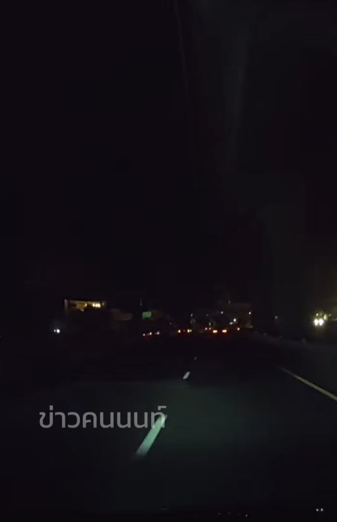 เมื่อเวลา 01:20 น. รับแจ้งอุบัติเหตุรถยนต์ปีนเกาะกลาง บริเวณหน้าปากซอยวัดลาดปลาดุก