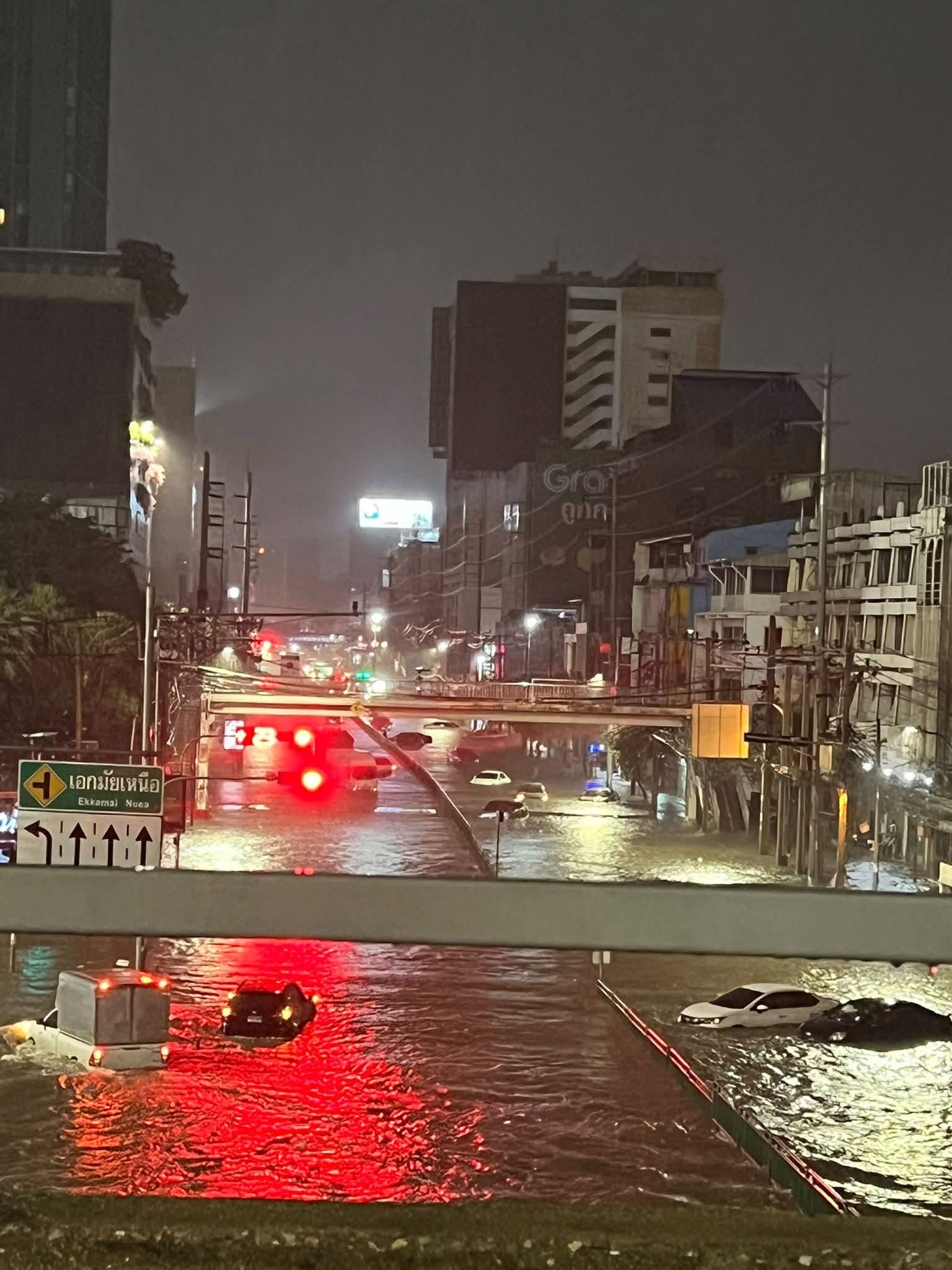 ยังท่วมอยู่ รถยังติดอยู่ ฝนยังตกต่อ ยังเร่งระบายอยู่ต่อเนื่อง