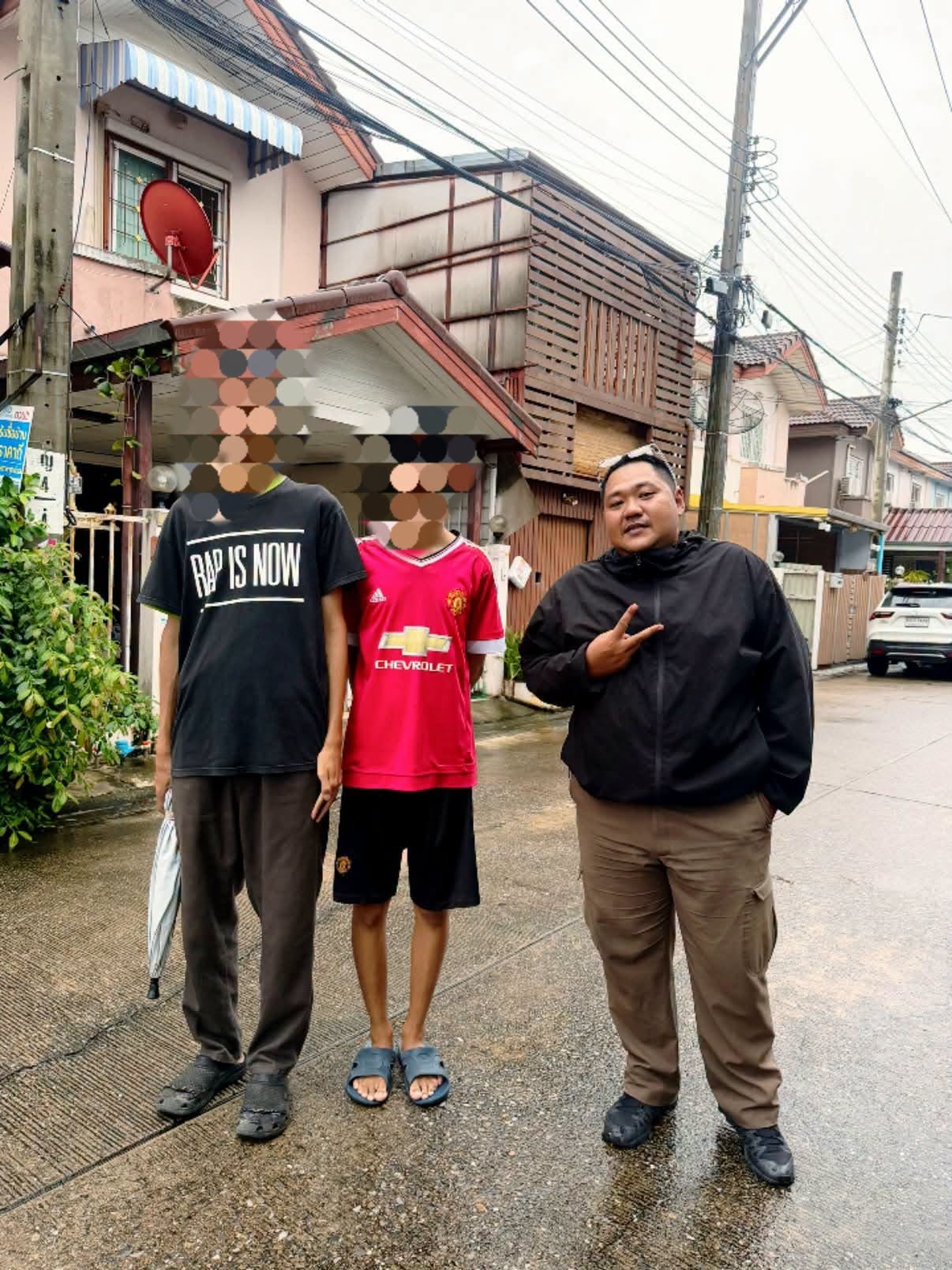 จบลงด้วยดี พี่ชายอายุ 28 ปี ตกงาน จนต้องพาน้องชายออกมาหาอาหารกินจากการคุ้ยขยะ