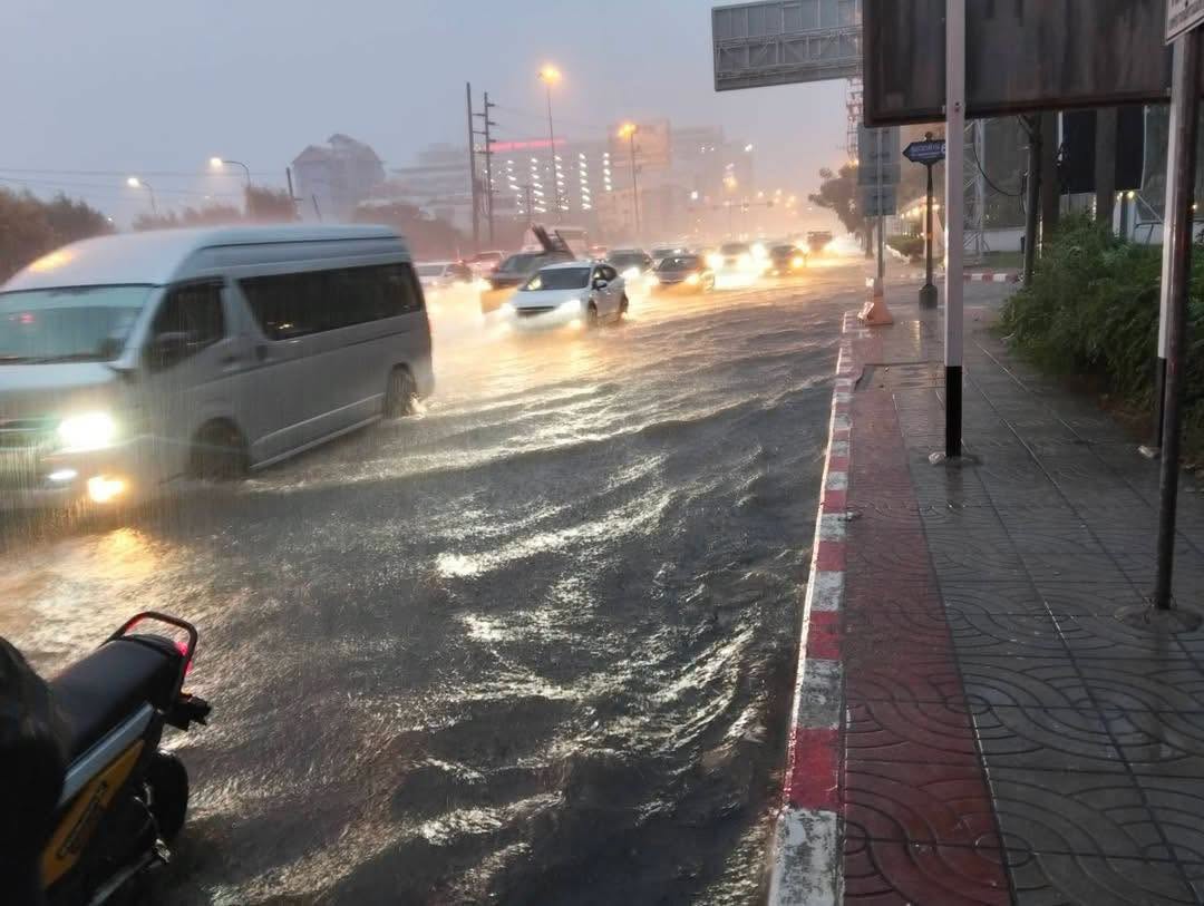 โอ้วว…ฝนถล่มหนักมาก นนทบุรี บางพื้นที่ขับรถแถบมองไม่เห็นทางเลย
