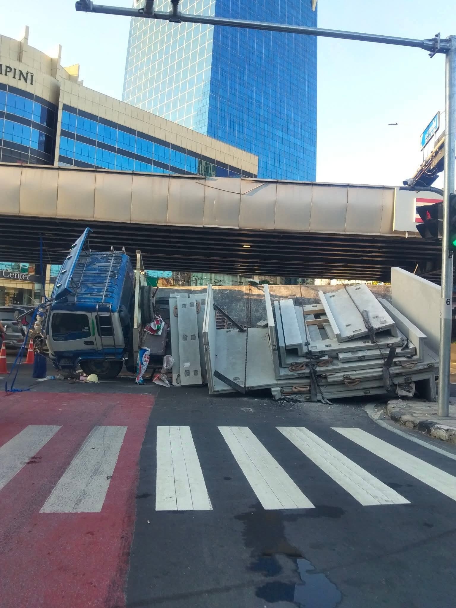 อุบัติเหตุเช้านี้ ช่วงบริเวณแยกวิทยุ มุ่งหน้า ใต้ด่วนพระราม 4