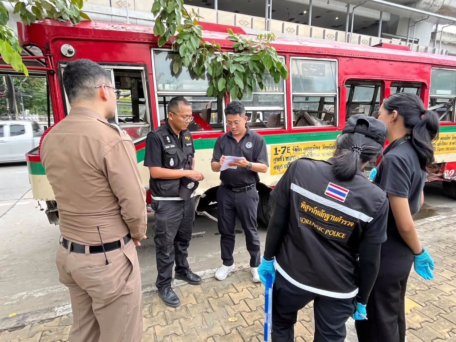 ขนส่งจังหวัดนนทบุรี ลงพื้นที่ตรวจสอบวิเคราะห์อุบัติเหตุ รถเมล์สาย 1-7E ชนขอบทางบนทางด่วน