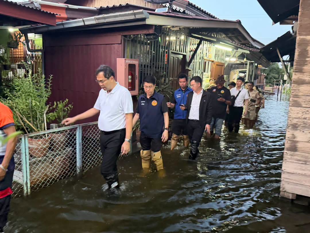 ผู้ว่านนทบุรี ลุยน้ำท่วมบางกรวย รับฟังปัญหา – รับเรื่องเยียวยา