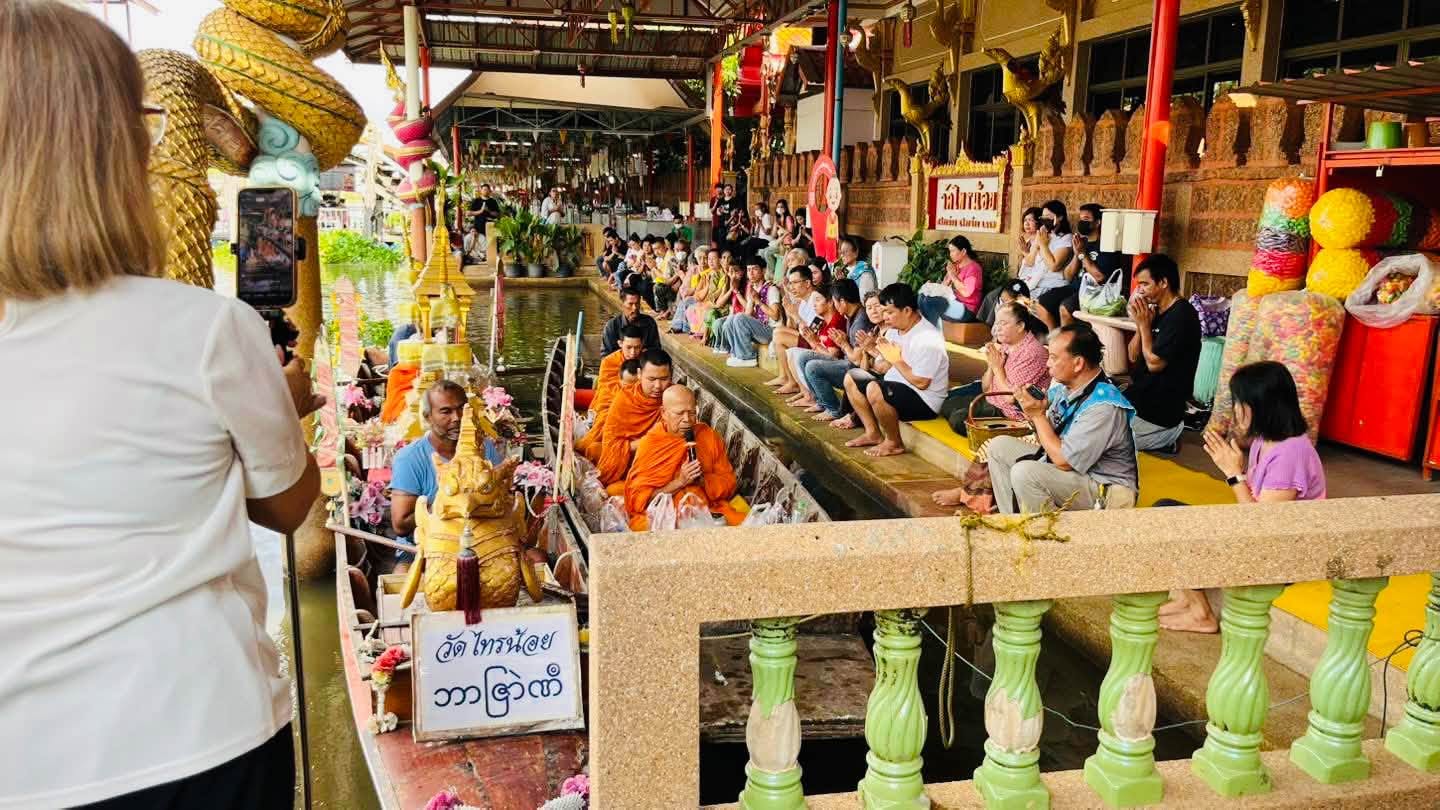 สาธุ .. บุญตักบาตรทางน้ำ กิจกรรมตักบาตรทางน้ำทุก ๆ เช้า วันอาทิตย์ วัดไทรน้อย