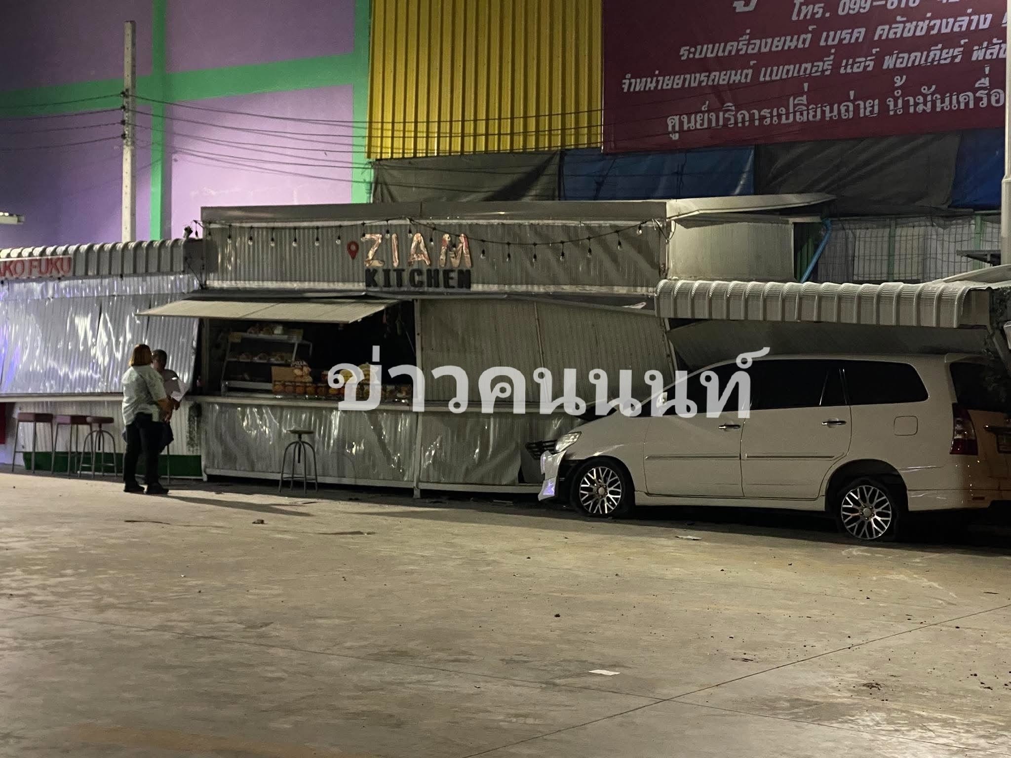 ต่างชาติ…เมาแล้วขับพุ่งชนร้านค้าพังเสียหาย ถนนบางกรวย-ไทรน้อย