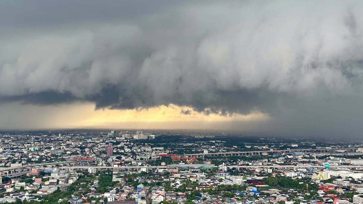 ฝนตกอีกแล้วจ้า เดี๋ยวครึ้มเดี๋ยวแดดทั้งวัน ฝนตก รถติด
